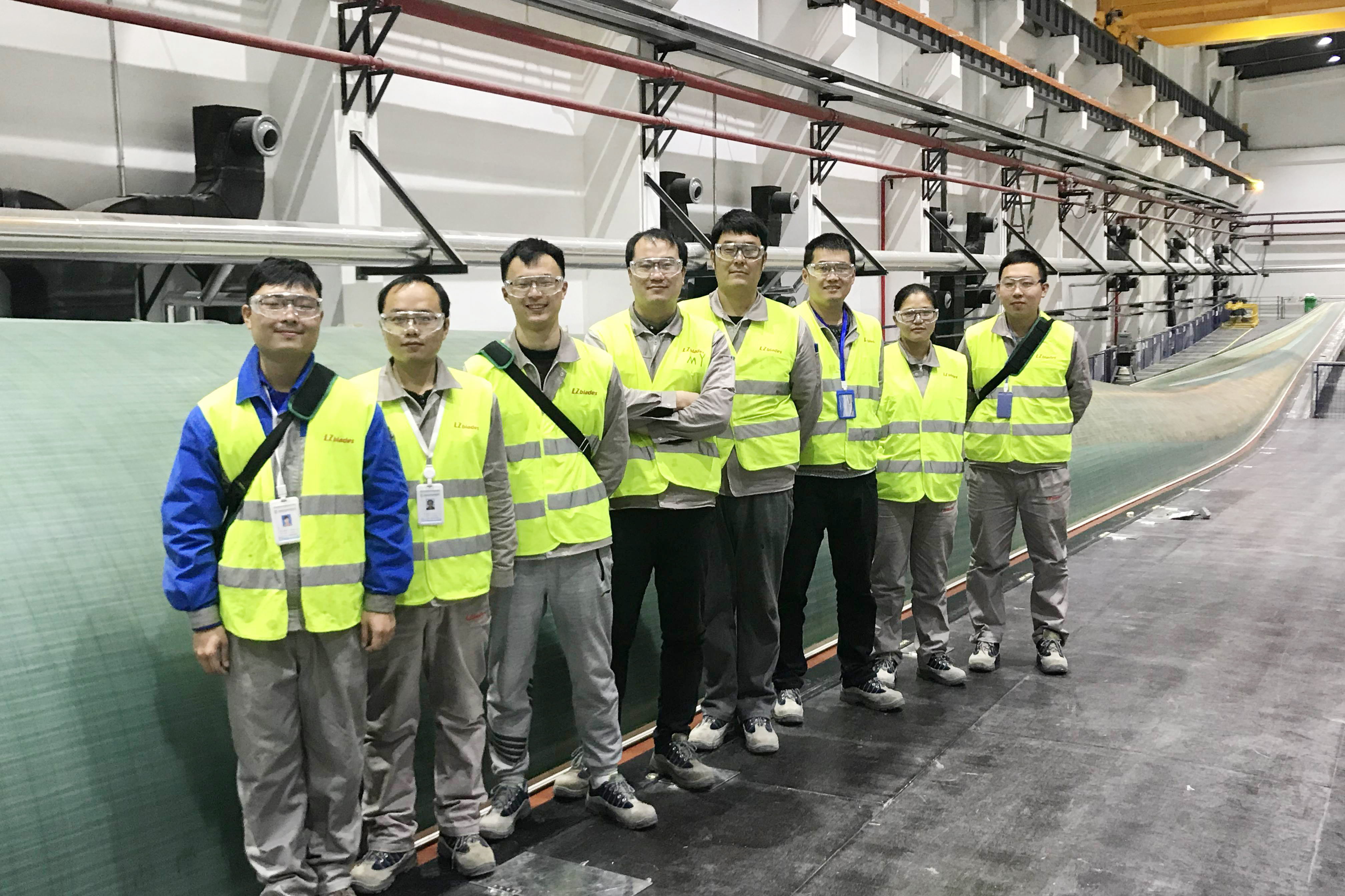 202111021006511635818811442454.jpg 3.与风电科技公司技术团队在一起.jpg